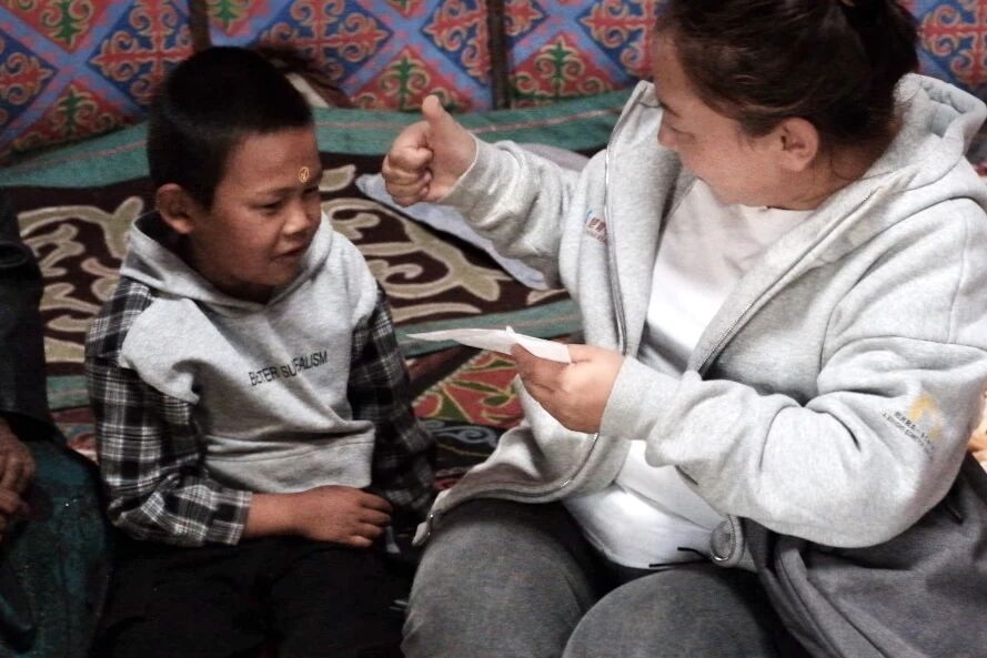 在我的阿勒泰,看到马背上的她