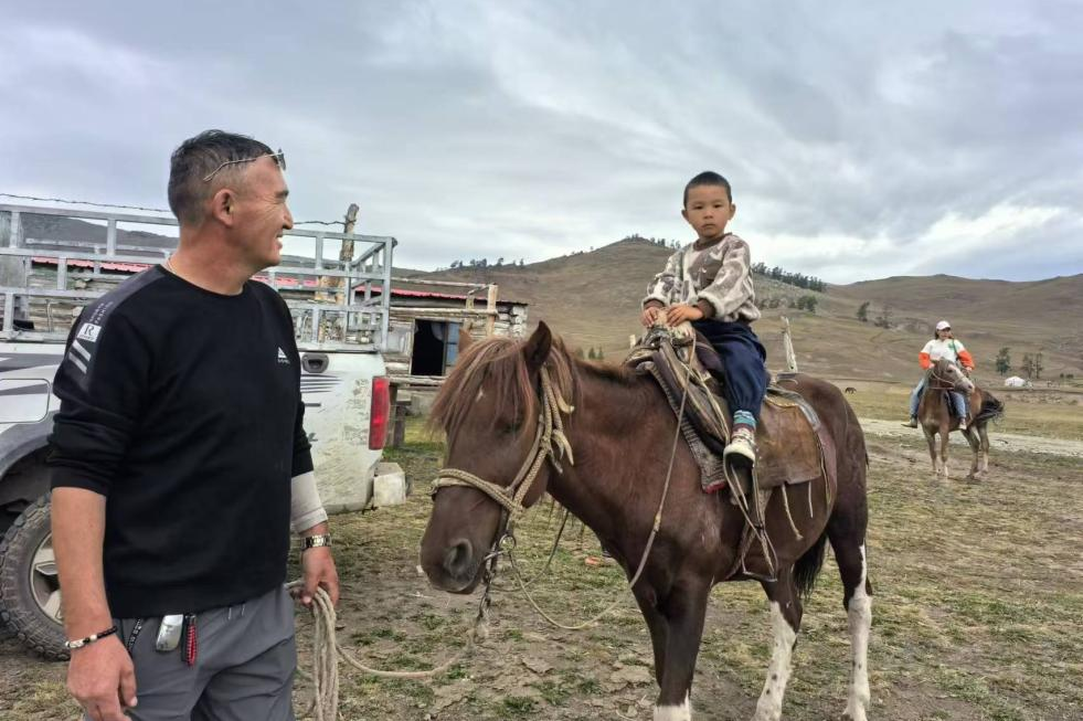 “马背上的家访员”背后