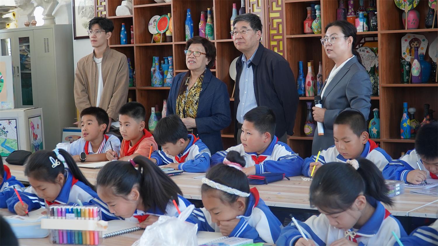 图2 观摩清水河县城关镇第一小学课堂.jpg