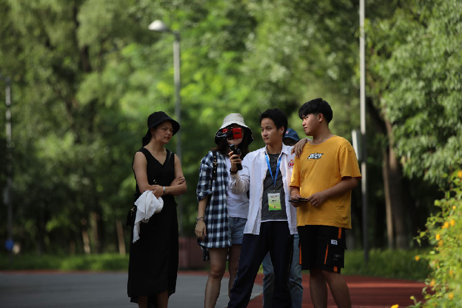 参训学生在奥林匹克森林公园分组拍摄.png