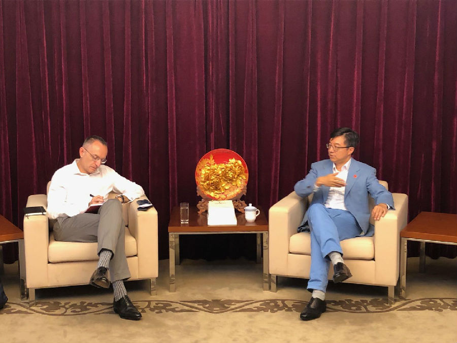 方晋秘书长会见中国英国商会主席St. John Moore 先生.jpg