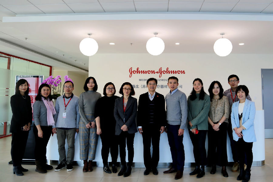 方秘书长与强生苏州医疗器材总经理Theerayoot Aiemtheerakul及爱惜康苏州外科工厂厂长祝悦.png