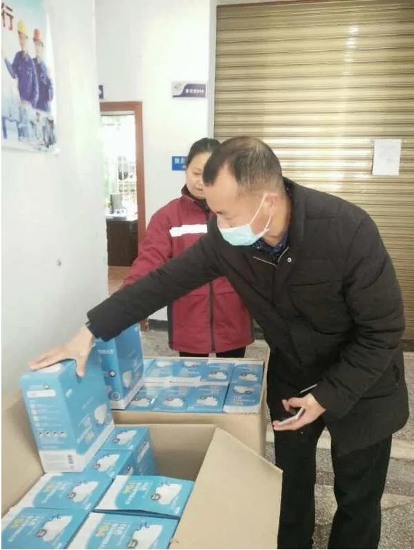 酉阳卫健委工作人员清点确认捐赠物资.png