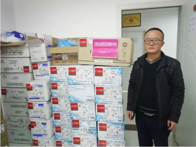 织金县卫生健康局工作人员李明军收验捐赠物资.png