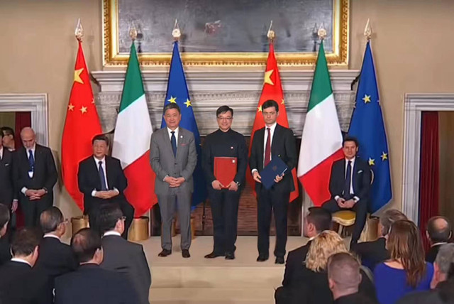 在习近平主席和意大利总理孔特的见证下交换该备忘录.png