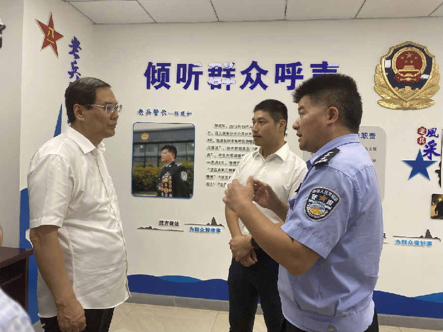 程会强副秘书长与老兵警长陈建如交流.png