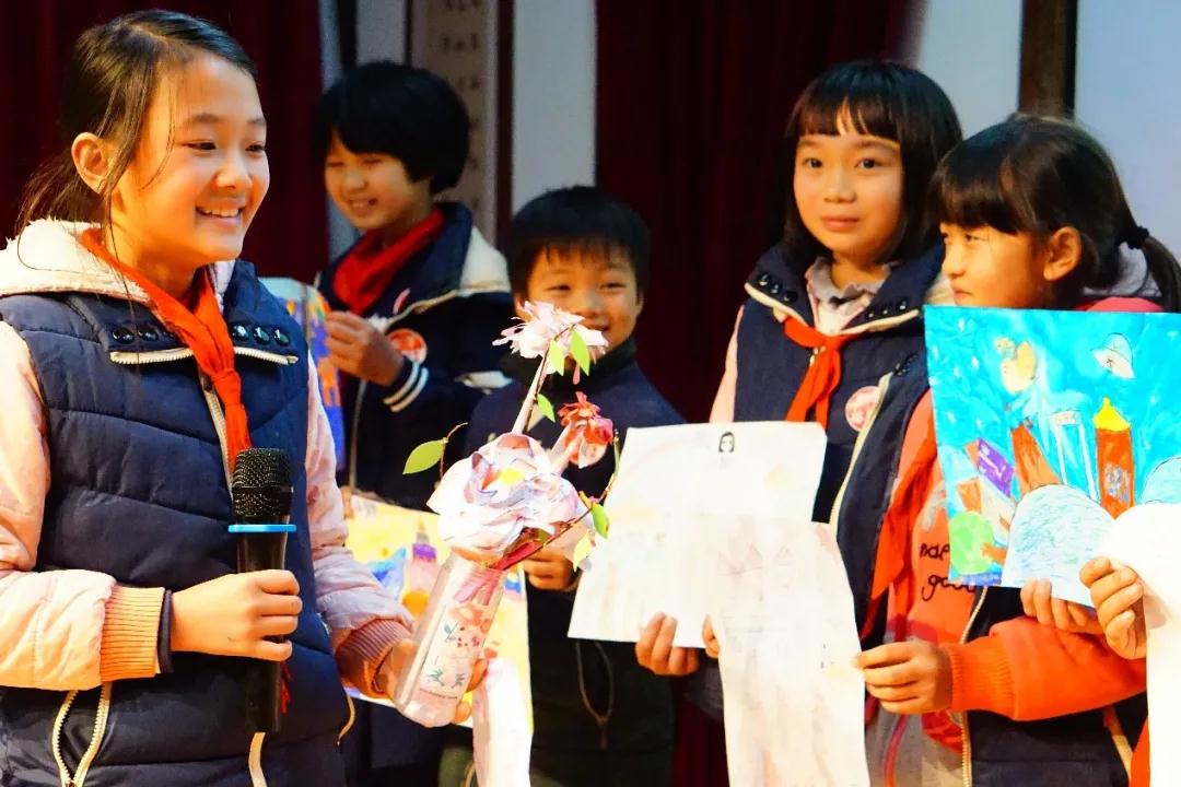 “乡土村小”项目试点小学的学生进行课业作品成果展示.jpg