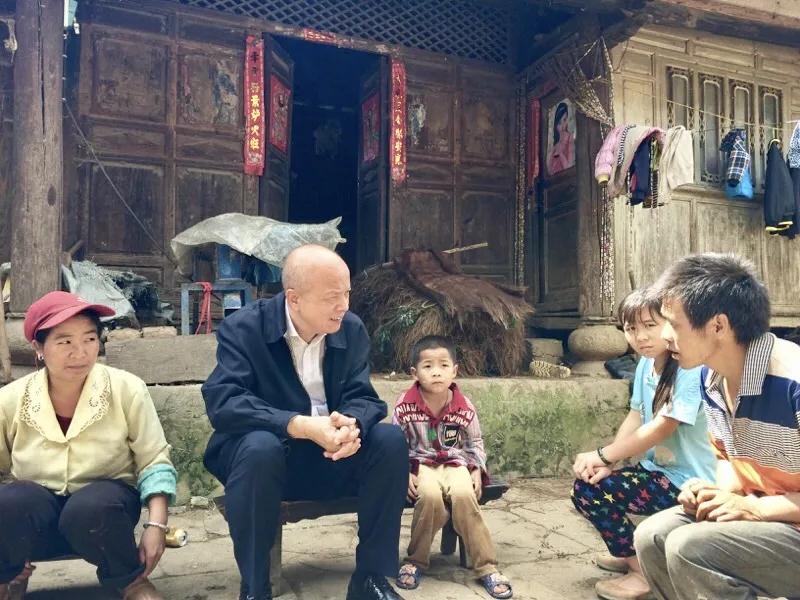 卢迈深入偏远农村调研.jpg
