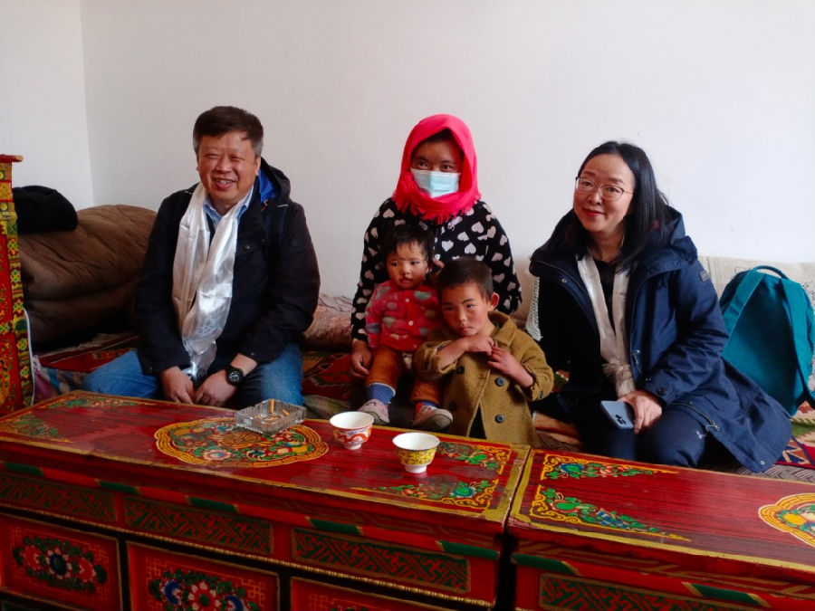 调研组与色务乡岗卡鲁村搬迁过来的家庭进行沟通.png