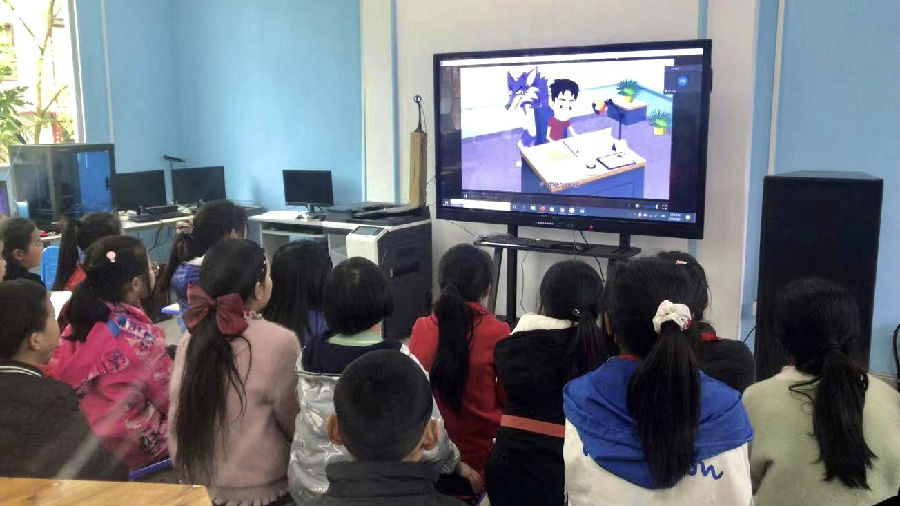 酉阳土家族苗族自治县花田乡花园村小学的同学们在网络安全培训课中观看教育视频.png