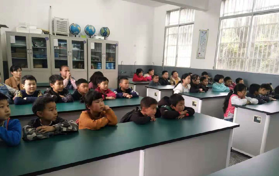 酉阳土家族苗族自治县可大乡沙滩村小学的同学们在认真地听网络安全培训课.png