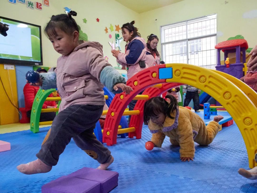 育婴辅导员引导家长陪着孩子完成游戏.jpg