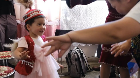 天山南北,阳光照亮未来