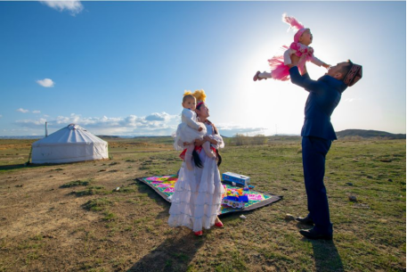 天山南北,阳光照亮未来